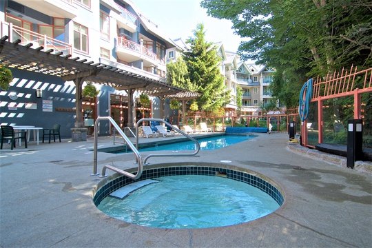 Aplenglow Lodge, Whistler hotel with pool and hot tub