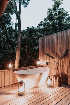 Makakatana Luxury Suite Outside Bath and Shower