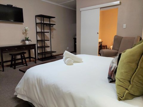 double bedroom with queen size bed in guesthouse middelburg eastern cape
