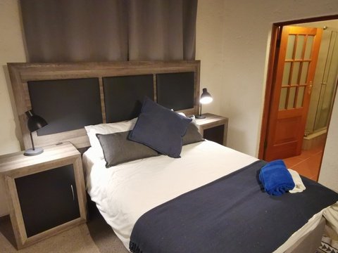 Rivonia Lodge Double bed ensuite bathroom