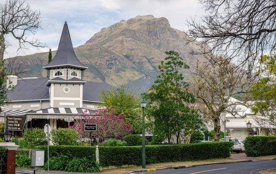 Bonne Esperance Guest House with Stellenbosch mountain in the background
