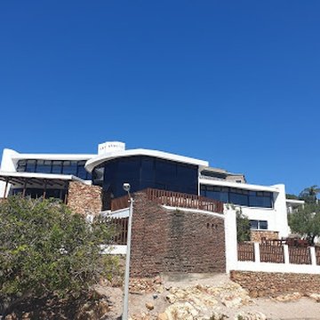 Villa Vista Guest House is located at the top of the hill, overlooking Santos Beach in Mossel Bay
