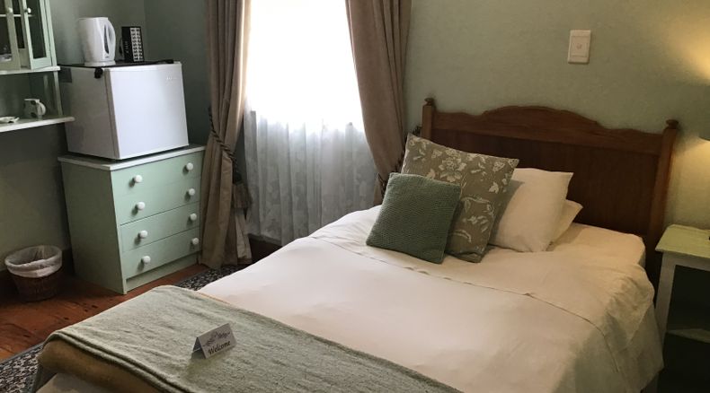 Comfortable Single Rooms at Knysna Manor House — ideal for solo travellers and quick stopovers. Comfortable Single Rooms at Knysna Manor House — ideal for solo travellers and quick stopovers.