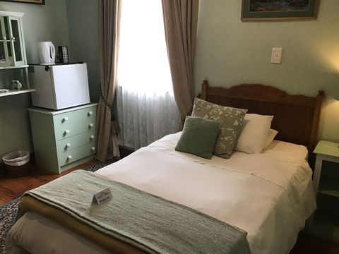 Comfortable Single Rooms at Knysna Manor House — ideal for solo travellers and quick stopovers. Comfortable Single Rooms at Knysna Manor House — ideal for solo travellers and quick stopovers.