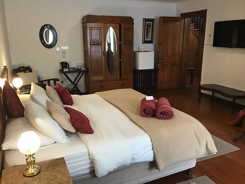 Double room mini fridge and Wi-Fi, central Knysna lodging Double room mini fridge and Wi-Fi, central Knysna lodging