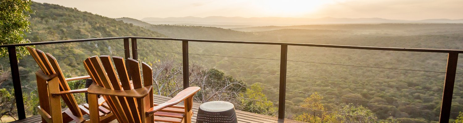 Leopard Mountain Safari Lodge Veiwing deck and expansive landscape - For Family Safari Holidays in KZN, South Africa.