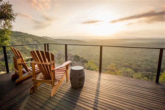 Leopard Mountain Safari Lodge Veiwing deck and expansive landscape - For Family Safari Holidays in KZN, South Africa.