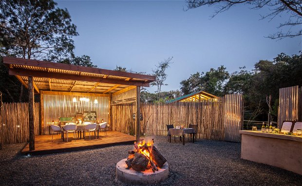 Romantic boma dinners around the fire at Makakatana