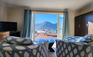 Teal Room 6 – Family room with sea view