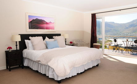 Azure Room 4 – Deluxe twin room with sea view