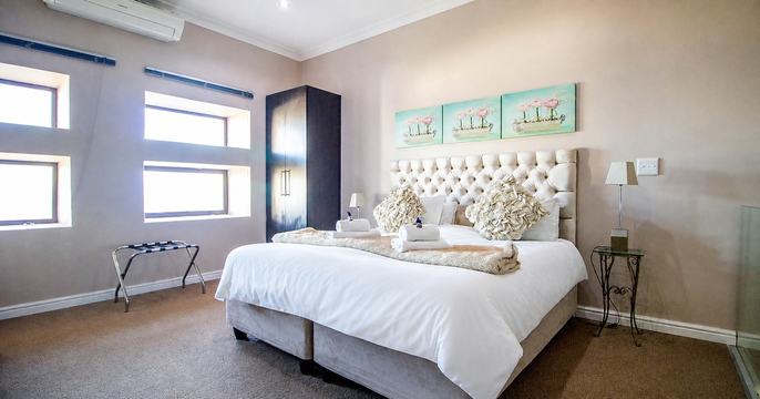 Orca's king bedroom at Aqua Terra Boutique Guesthouse in Simon's Town. Orca's king bedroom at Aqua Terra Boutique Guesthouse in Simon's Town.