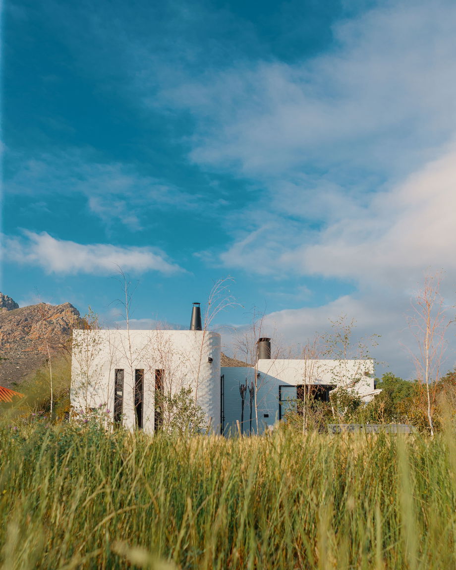 STIL House surrounded by mountains and nature