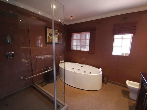 Sandton Guesthouse with Jacuzzi Bath, Hot Tub