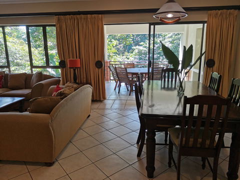A17 - Lounge and Dining room area
