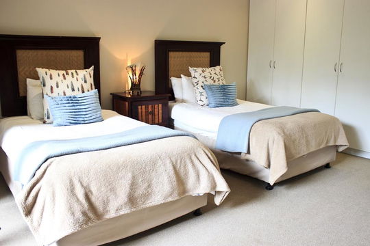 T6 - Upstairs main bedroom