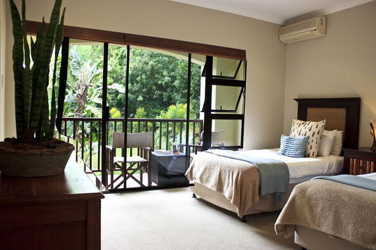 T6 - Upstairs main bedroom
