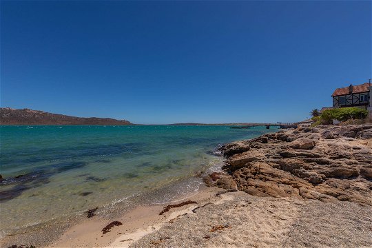 PRIVATE LAGOON BEACH AT BOTTOM OF GARDEN