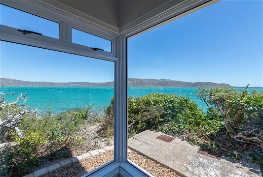 MAIN BEDROOM SEA VIEWS