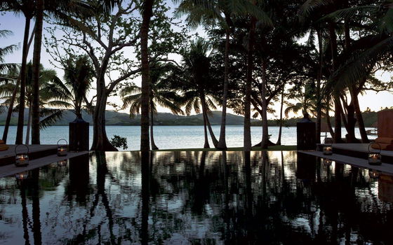 Infinity pool overlooking the Pacific Ocean at Dolphin Island's main bure