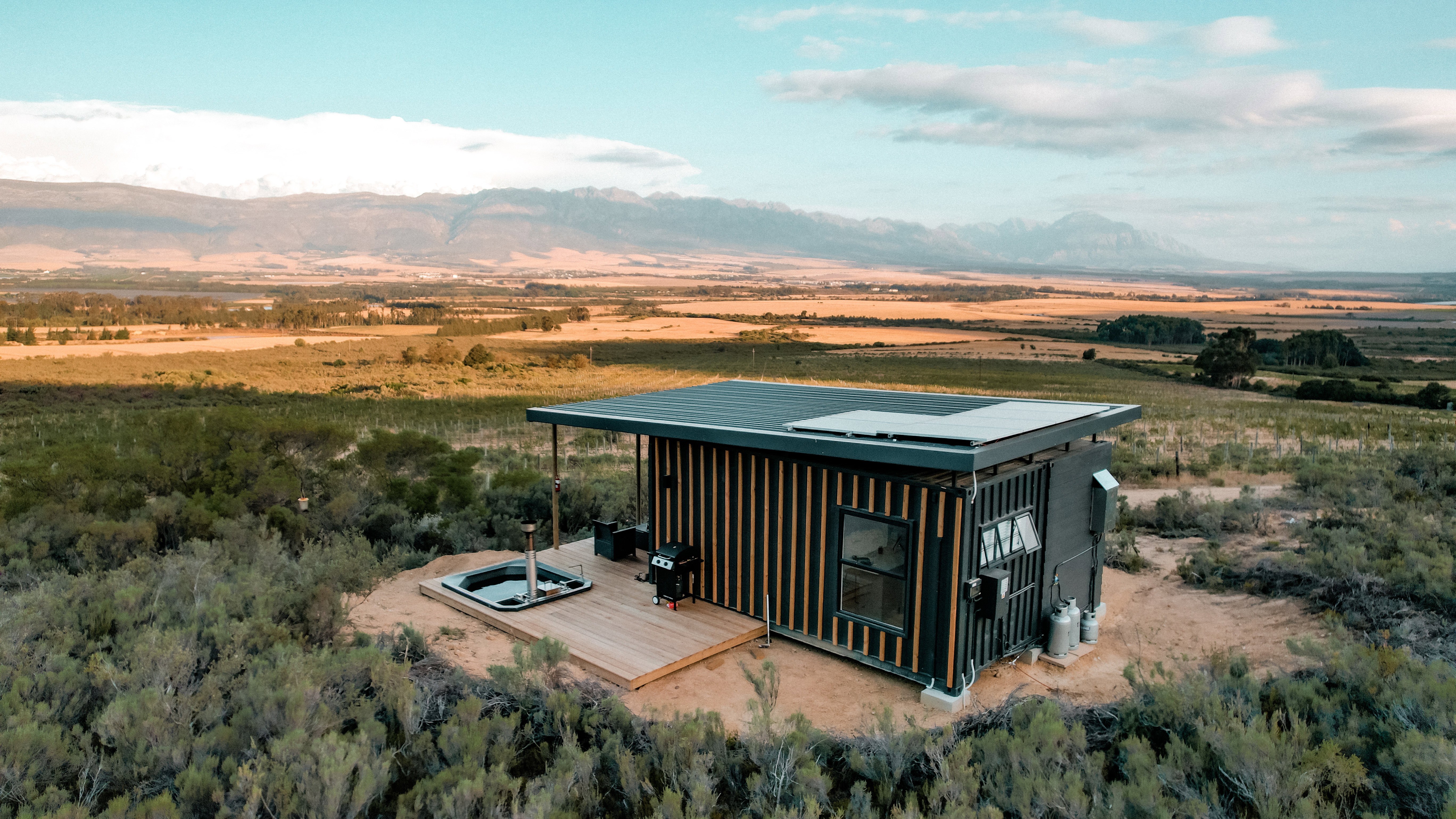 Radion Nowhere Cabin, Cabin Getaway