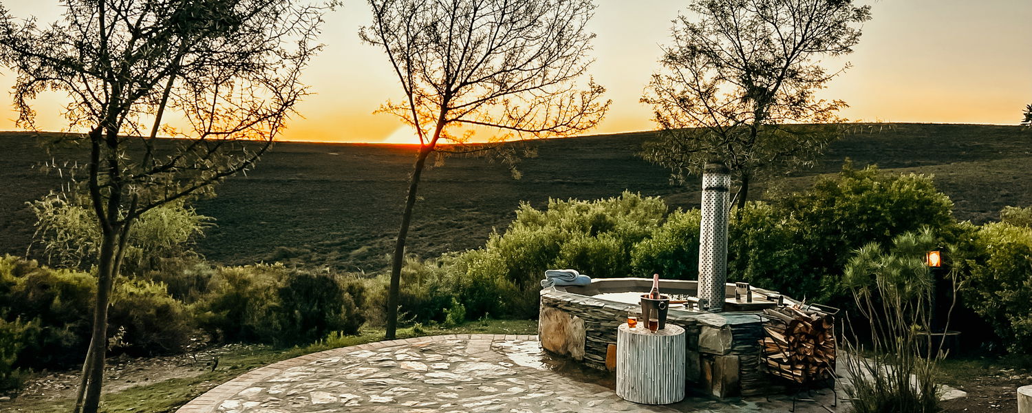 Romantic getaway, couple's retreat, honeymoon, mini moon, hot tub