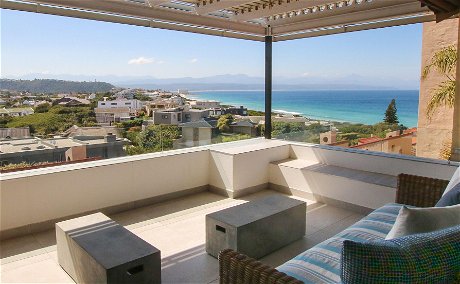 Sea view Luxurious 3 bedroom apartment in Plettenbergbay