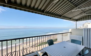 24 Bronze Beach| Seaviews & Beach access| 2BR Umhlanga 