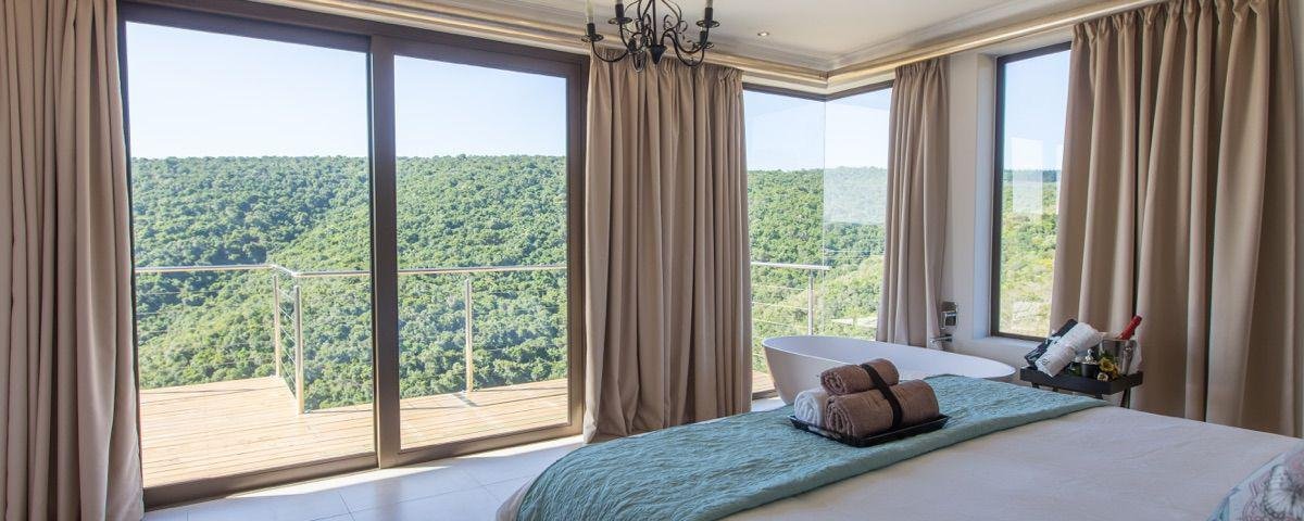 Main bedroom Keurkloof Nr 7 with free standing bath and expansive views