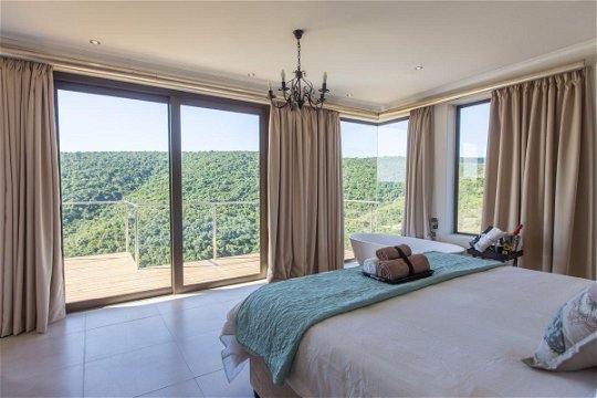 Main bedroom Keurkloof Nr 7 with free standing bath and expansive views