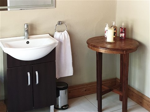 Caros Karoo Room - shared bathroom. Accommodation, Victoria West