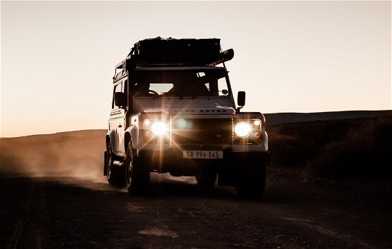 4x4 driving, Land Rover, Karoo. Photo by Finding Dan | Dan Grinwis on Unsplash finding-dan-dan-grinwis-lXvycA58ZfQ-unsplash 2