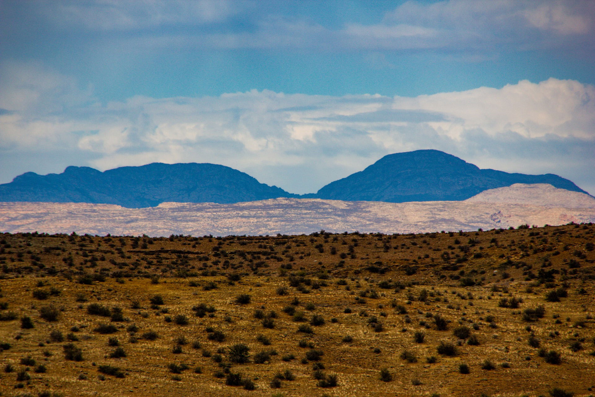 Karoo landcscape. Photo by Juanita Swart on Unsplash juanita-swart-648F--GCQi8-unsplash