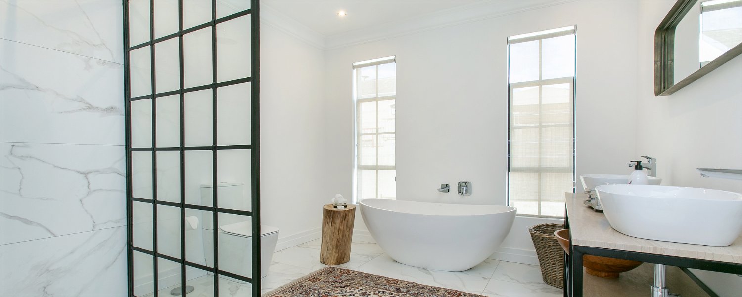Full bathroom with walk-in shower, loose standing bath, toilet and double vanity at La Maison On Main Self-Catering Villa, Paarl