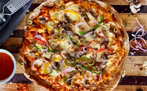 Pizza, Margherita, Tommy, Sugo, Vegetarian, restaurant, Tomato, Vegetables, onions, olives, green, red, yellow, peppers, mushrooms