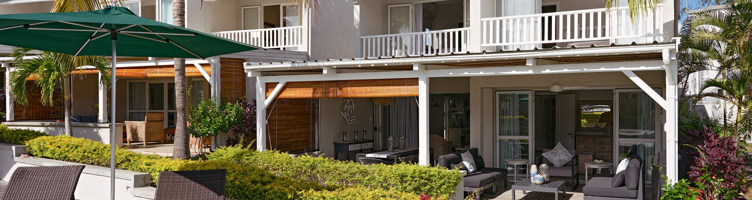 Front view, outside area, garden