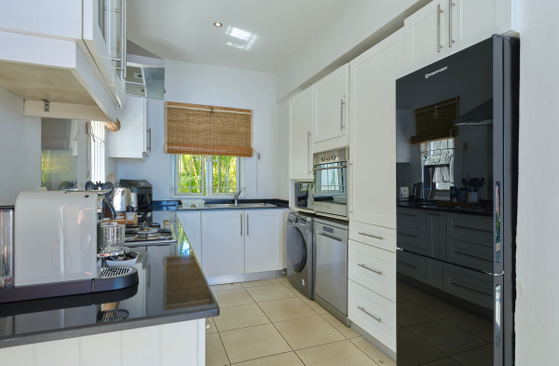 Kitchen wash-up area, fully equipped, modern finishings