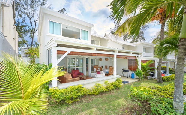 Front view, outside area, garden