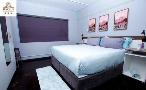 SELF-CATERING UNITS