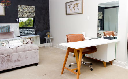 Diamond Room: Honeymoon Room 