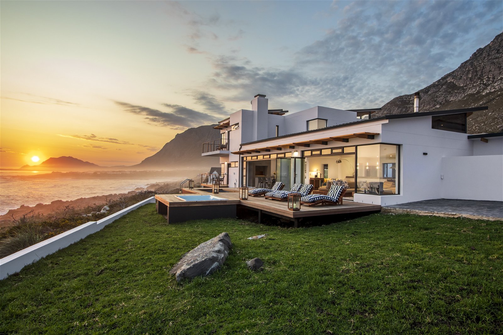 "OnTheRocks" Ocean Lodge and Guesthouse.