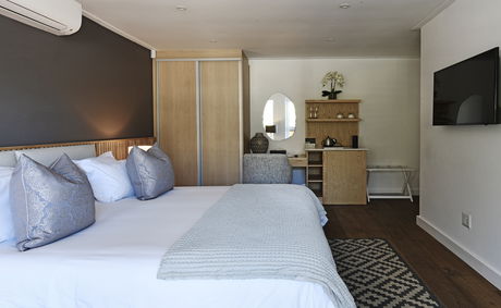 Luxury King / Twin Room 10 Mirabelle Guesthouse balcony