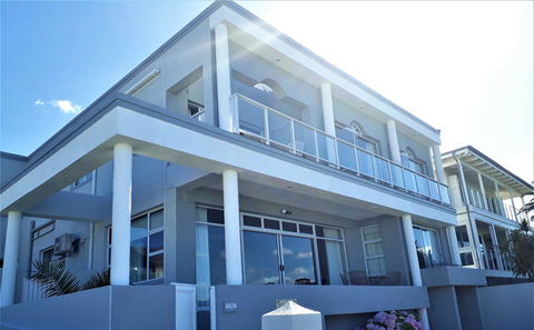 Hermanus Beachfront Lodge