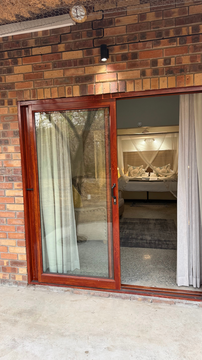 cozy bedroom view, canopy bed retreat, intimate bush accommodation, private lodge room, tranquil safari stay, stylish interiors, comfortable safari escape