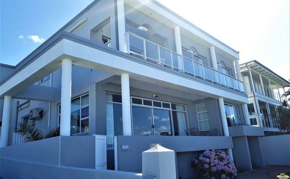Hermanus Beachfront Lodge