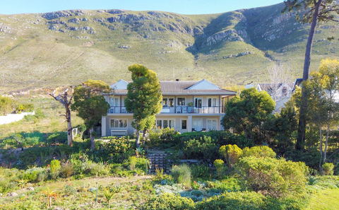 Exterior view with Mountain in Background, Hermanus, Lodge on the Green, Beachfront Lodge, DCC Hotel Group