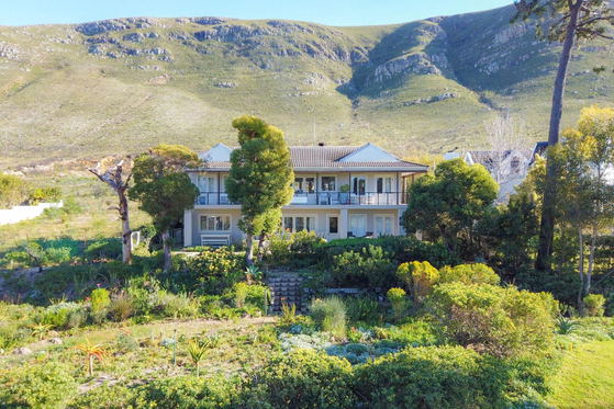 Exterior view with Mountain in Background, Hermanus, Lodge on the Green, Beachfront Lodge, DCC Hotel Group