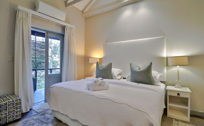 Neat Bed, Hermanus, Lodge on the Green, Beachfront Lodge, DCC Hotel Group Neat Bed, Hermanus, Lodge on the Green, Beachfront Lodge, DCC Hotel Group