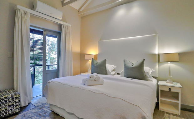 Neat Bed, Hermanus, Lodge on the Green, Beachfront Lodge, DCC Hotel Group Neat Bed, Hermanus, Lodge on the Green, Beachfront Lodge, DCC Hotel Group