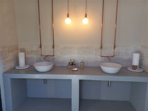 The en suite bathroom of the twin room in Elandhuisie