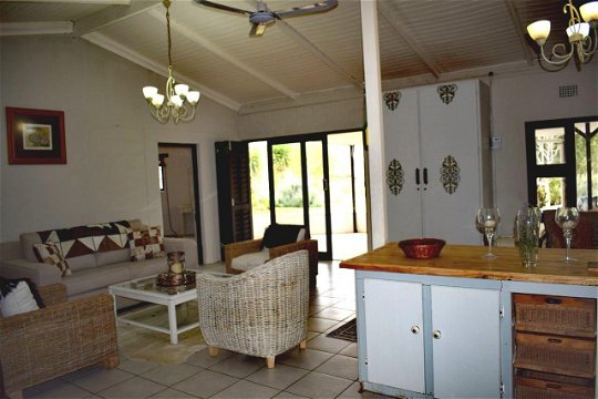 The lounge and open plan kitchen in Plaashuis